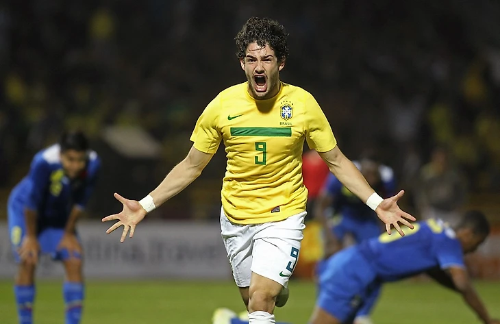 Алешандре празднует забитый мяч за сборную Бразилии