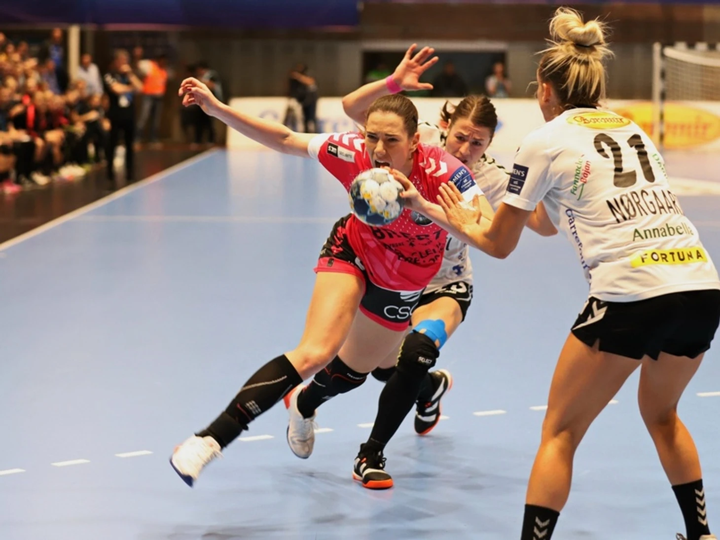 Лига чемпионов. "Гадюки" жалят и в гостях. Хейди Леке лучше всех. Нура Мерк забрасывает тоже, изображение №1