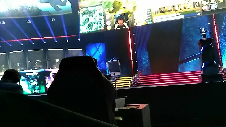 Примерно за комментаторами