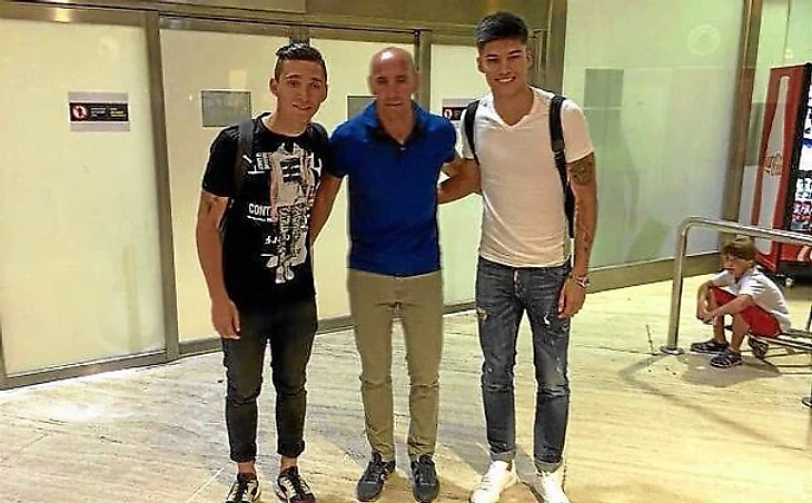 Хоакин прибыл в город (справа)