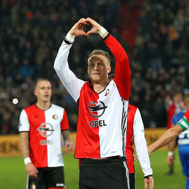 николай йоргенсон показывает &quout;сердечко&quout;