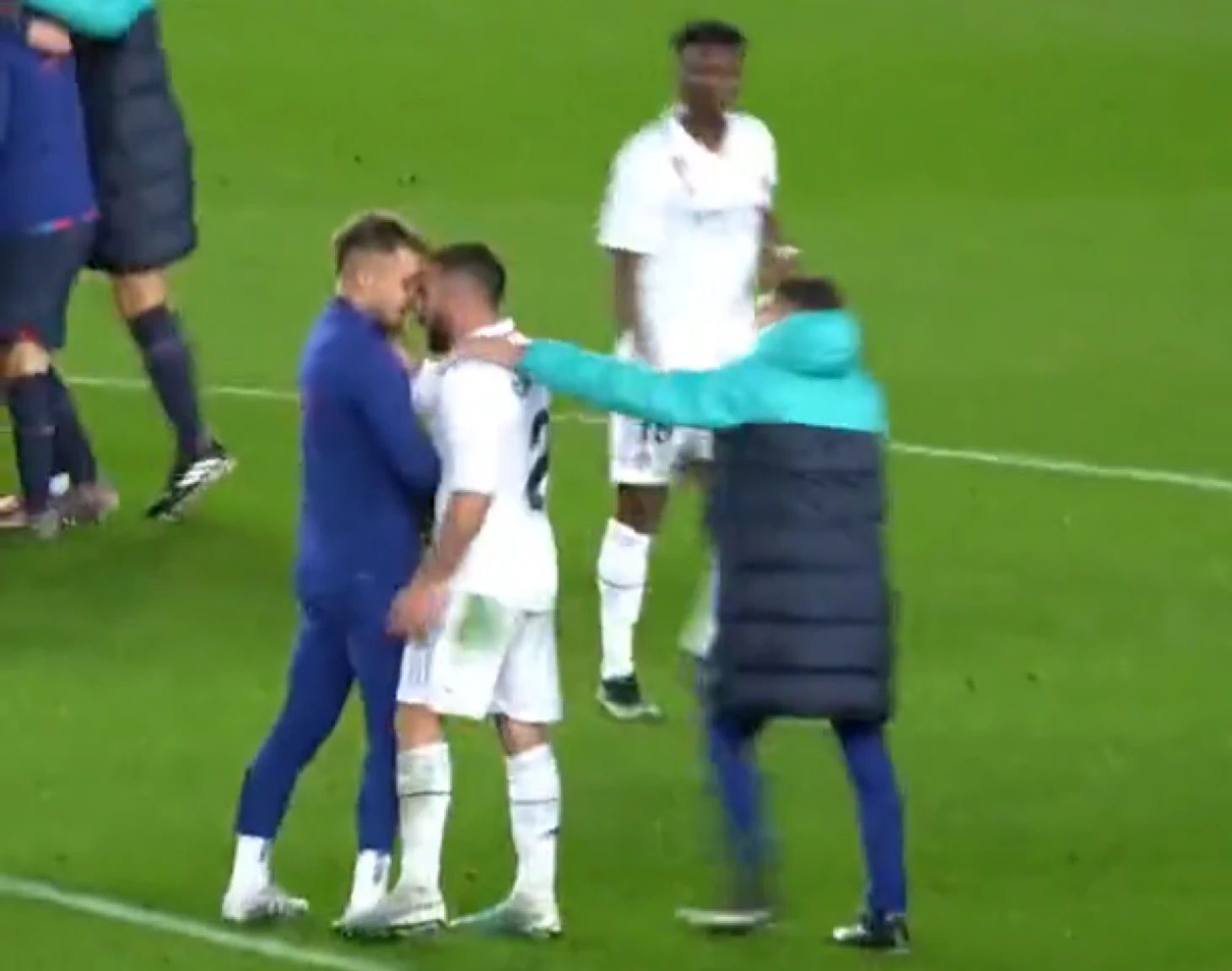 Lío final en el Clásico, Carvajal se volvió loco y cogió del cuello a Arnau Tenas