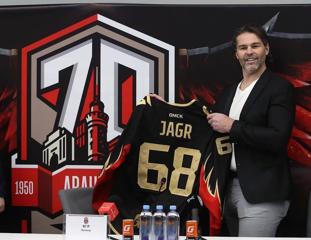 Ягр снова приехал в Россию: обещал продолжить карьеру, попробовал борщ и вспомнил, как пил отвертку в Омске