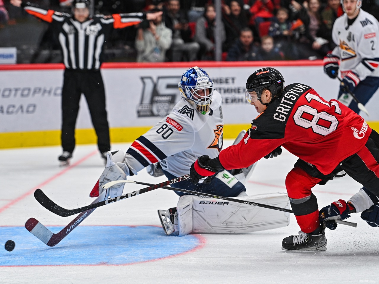 Авангард переиграл магнитогорский Металлург, забросив решающую шайбу в овертайме