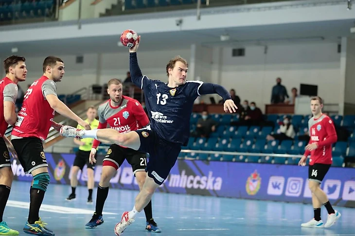 Чемпионат России. Разные выезды двух "Динамо". Праздник у челябинцев — они уже не последние, изображение №1