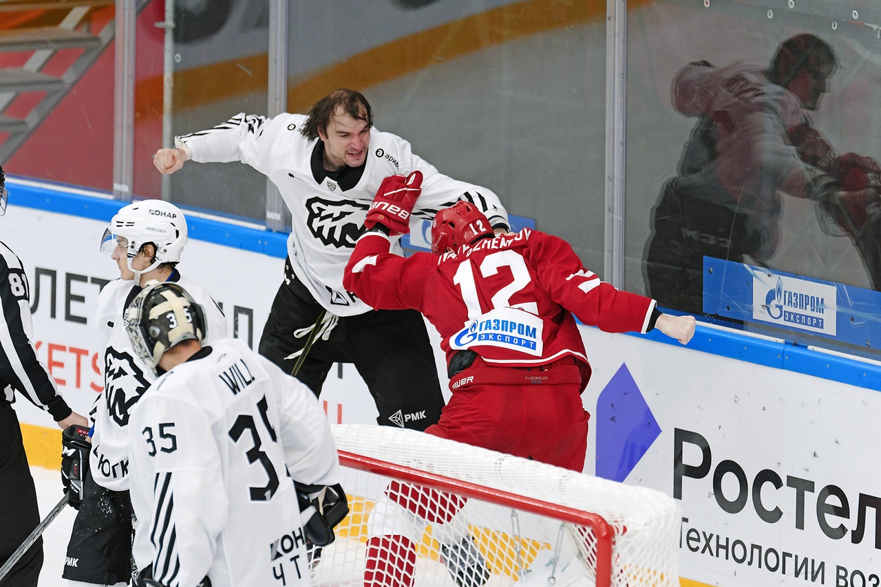 Яркая, но очень короткая драка в КХЛ: Евенко вырубил Семенова одним ударом