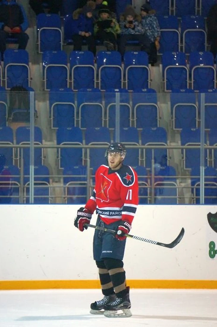 Игрок команды ХК &quout;Нижний Ломов&quout; под №11