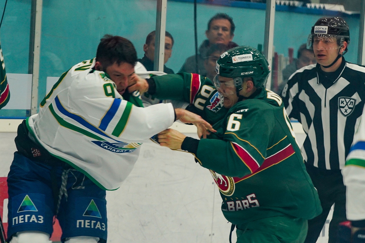Яркая драка в матче «Ак Барса» и «Салавата»: Дыняк и Сергеев сцепились в махаче