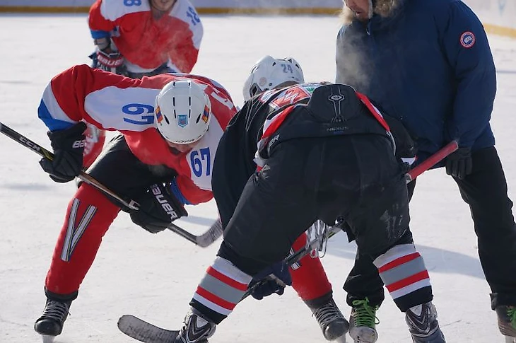 Фрагмент финального турнира чемпионата Монголии по хоккею в Шарын Голе