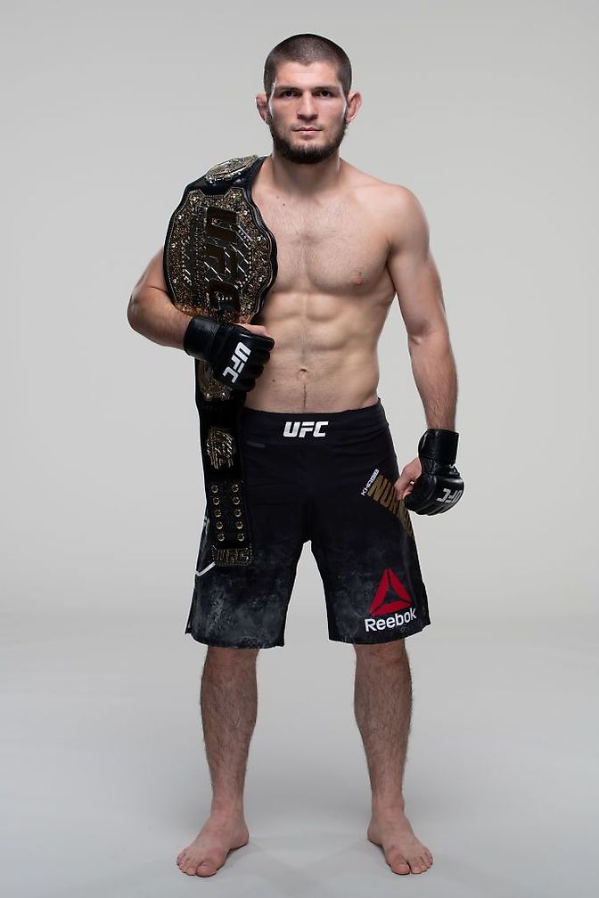 Фото Хабиба Нурмагомедова в полный рост с поясом UFC