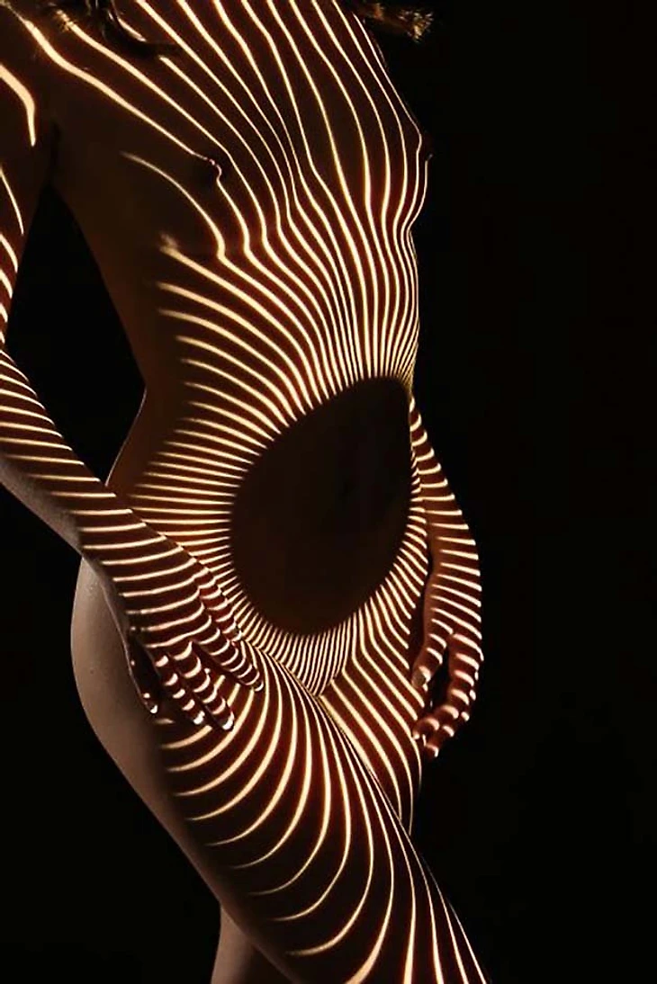 woman-portraits-light-stripes-patterns-shadow-photography-dani-olivier-13