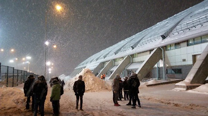 Самые стойкие болельщики ждут футболистов после матча