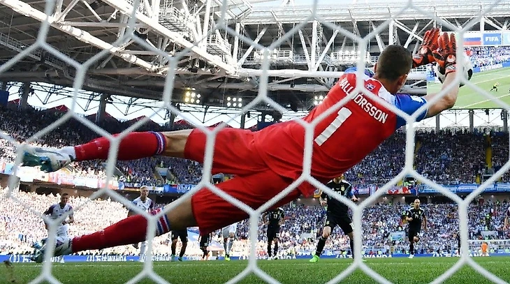 Халльдоурссон отражает пенальти Месси