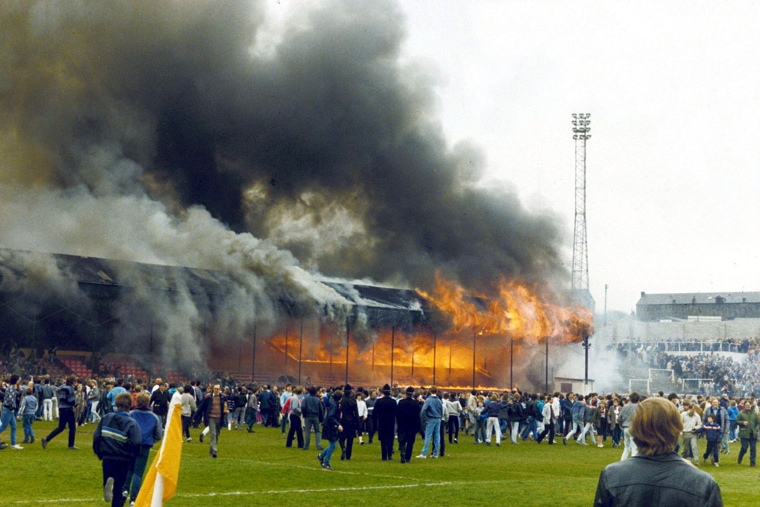 Bradford City стадион пожар. Брэдфорд Сити 1985. Пожар на футбольном стадионе 1985 Брэдфорд. Пожар на стадионе в Англии в 1985 году.