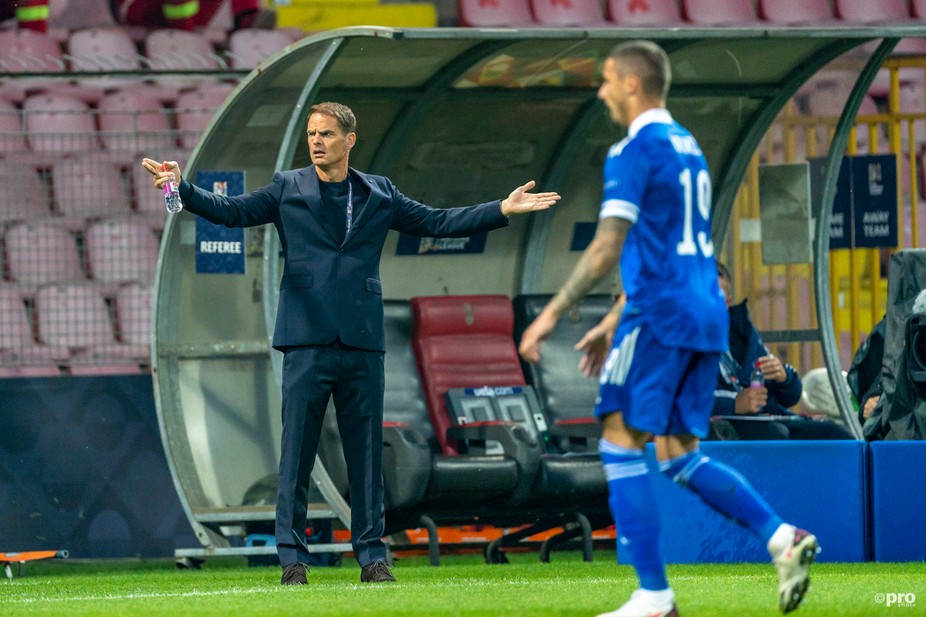 Тревожное начало Франка де Бура. Он уже в одном ряду с Хиддинком и Блиндом