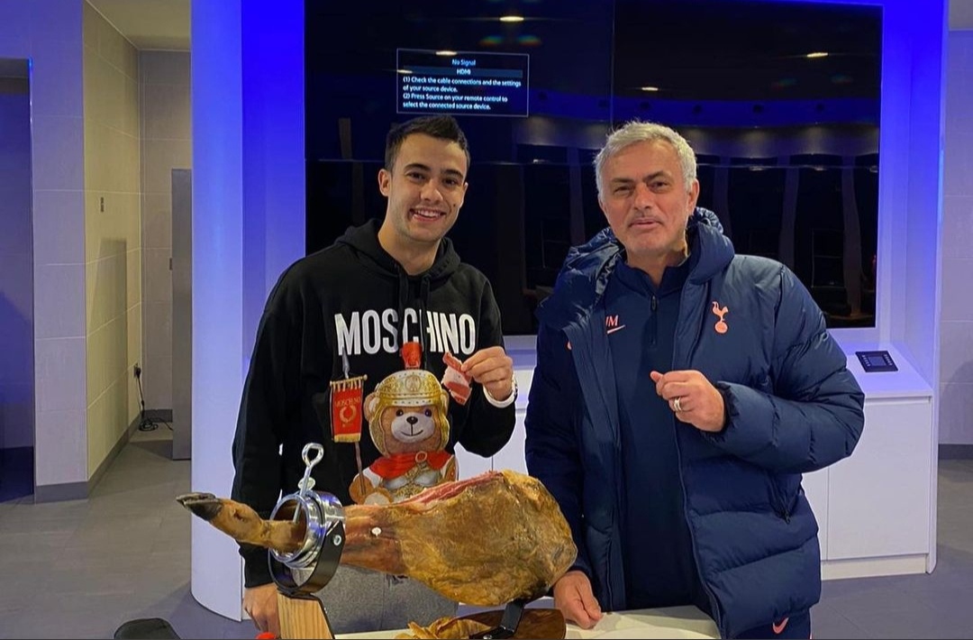 «Я всегда выполняю обещания». Жозе Моуринью поспорил с Регилоном – и проиграл целую ногу хамона