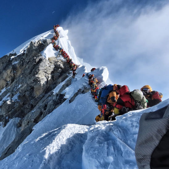 На Эвересте очередь 300 человек, из-за нее уже 10 погибших. Разбираемся, что там стряслось