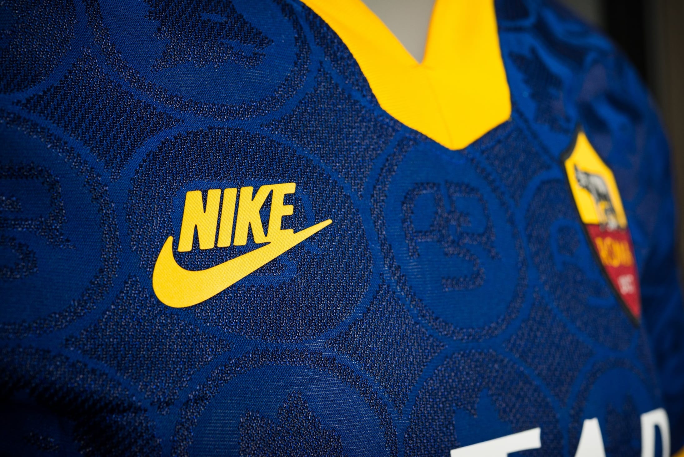 Nike сделал топ-клубам ретро-формы: футболки «Барсы» – отсылка ко временам Роналдо, «Челси» вспоминает эру Гуллита