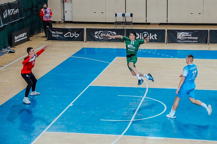 Высшая лига. Максим Куретков: "Пока не мог играть, искал себя. Потом понял: моё — это гандбол!", изображение №6