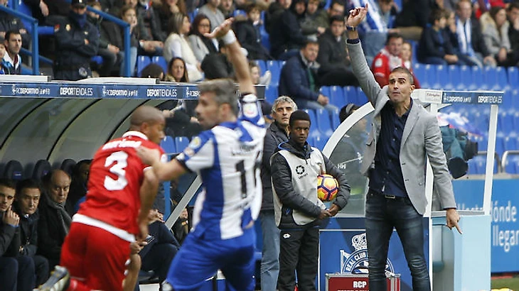 Garitano, dando instrucciones a sus futbolistas