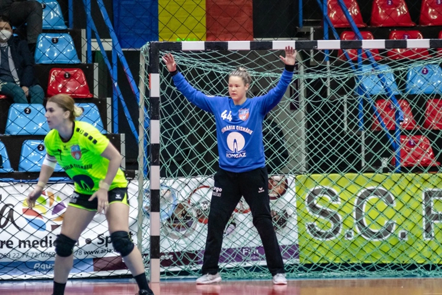 Кира Трусова: "В чемпионате Румынии за каждые 3 очка беспощадная мясорубка. Хорошо, что я вратарь!", изображение №2
