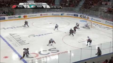 Хоккейный вратарь спасает команду в стиле Нойера