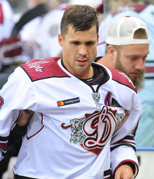 Лицо Микелиса Редлихса после того, как в него попала шайба