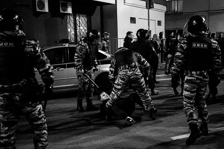 Драка, дубинки, обшарпанный стадион: мы на вечер вернулись в прошлое