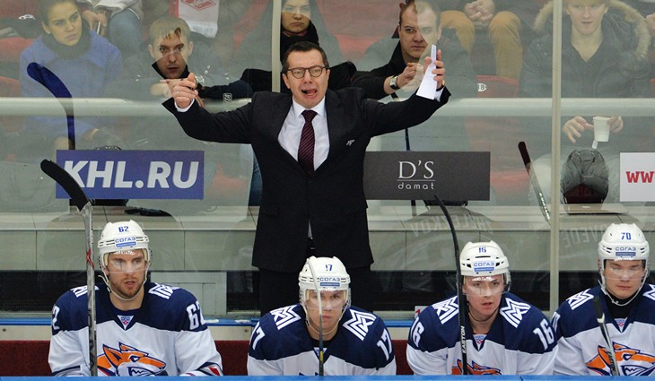 У хоккейной сборной новый тренер. Он вас удивит