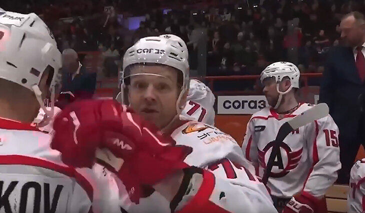 «Уйди отсюда, #####!» Француз из «Автомобилиста» на чистом русском послал оператора и ударил его по камере