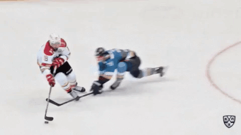 Игрок «Куньлуня» забивает на одной ноге