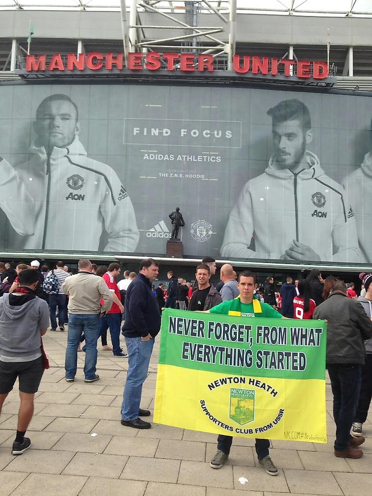 С главным флагом напротив центрального входа стадиона