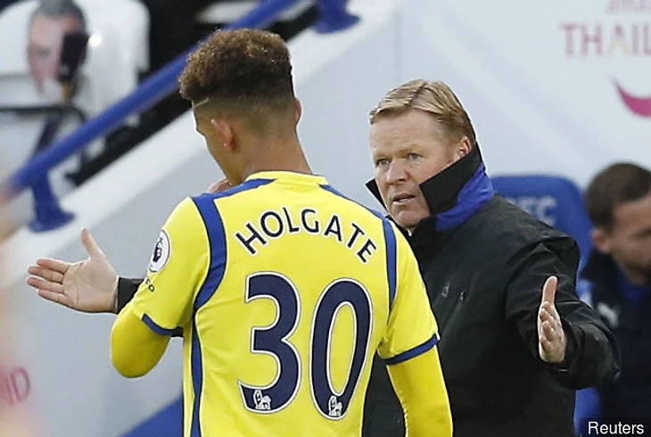 everton_manager_ronald_koeman_with_mason_holgate_420331.jpg