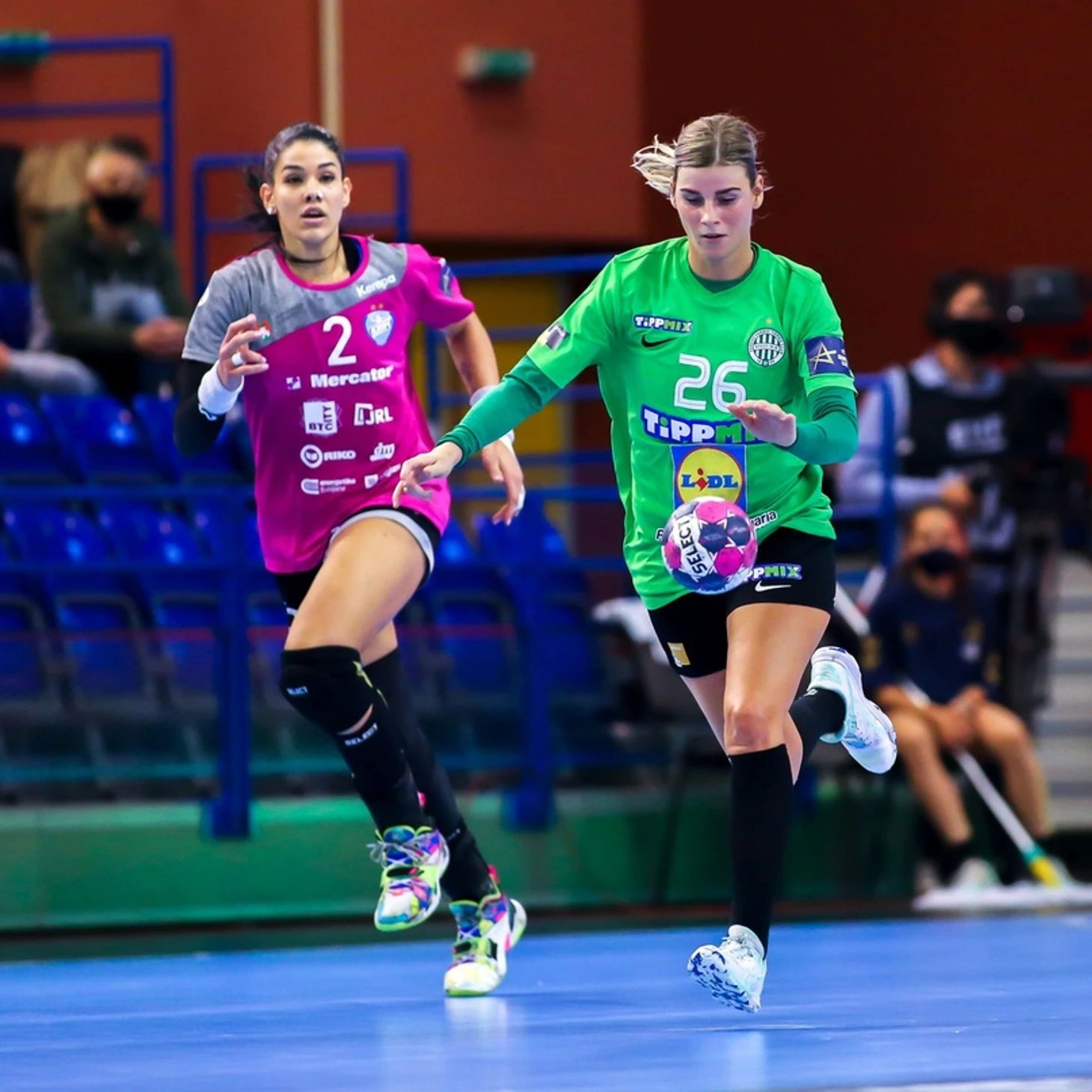 Лига чемпионов. Ударные концовки "Ференцвароша" и "Меца". Имена солисток — Ангела и Ольга, изображение №1