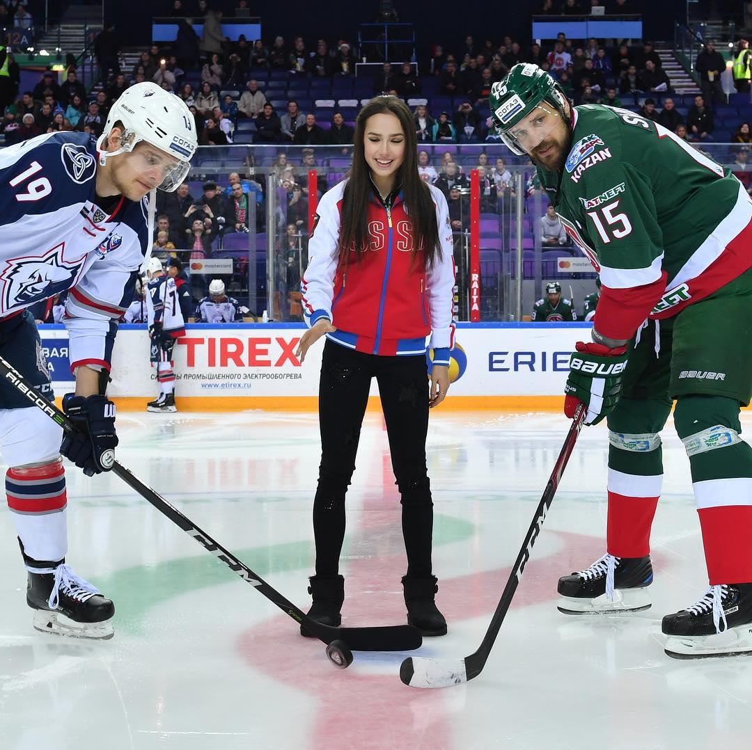 Алина Загитова на хоккее: вбрасывание, фотографии, радостные игроки