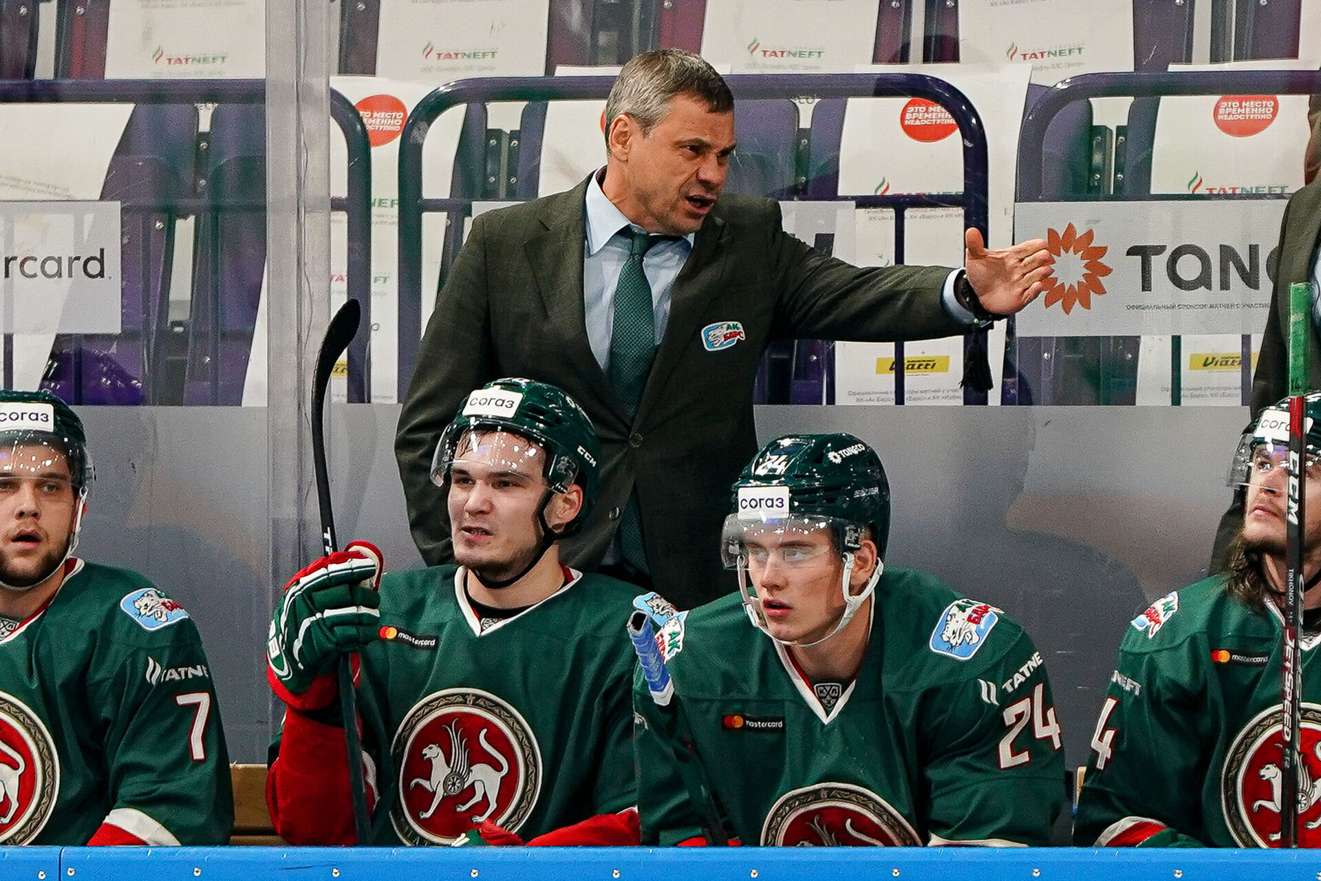 «Ак Барс» пришел в себя и потащил серию к победе. Второй матч подряд – жесткий фирменный стиль