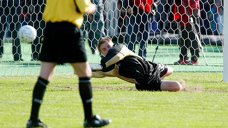 Игорь Акинфеев отражает пенальти в матче с &quout;Крыльями Советов&quout; в 2003 году.