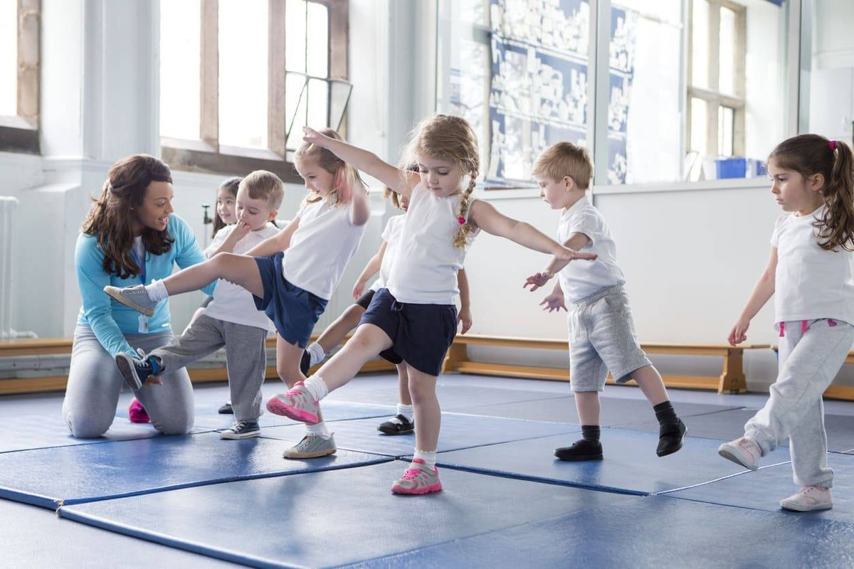 Школах и других учреждениях на. Детский фитнес. Спортивные занятия для детей. Физическая культура дети. Физкультура для дошкольников.