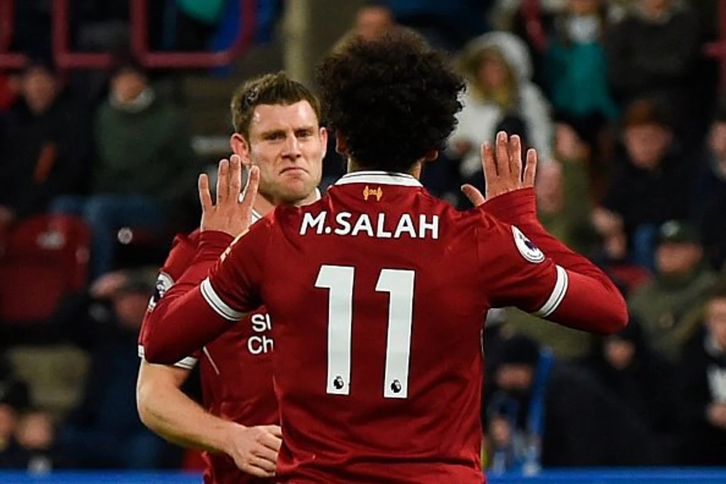 Милнер поздравляет с голом Салаха