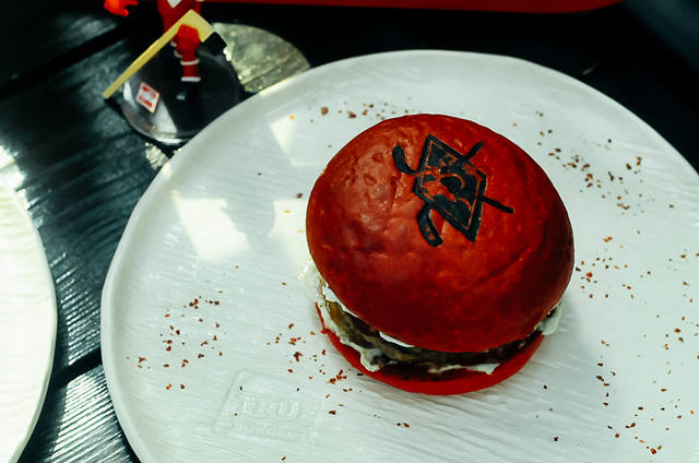 Видос: как приготовить хоккейный бургер