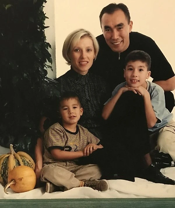 Ольга и Талант Дуйшебаевы с сыновьями Дани и Алексом