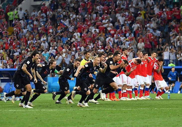 Хорваты празднуют выход в полуфинал ЧМ на фоне горюющих российских футболистов | Getty Images
