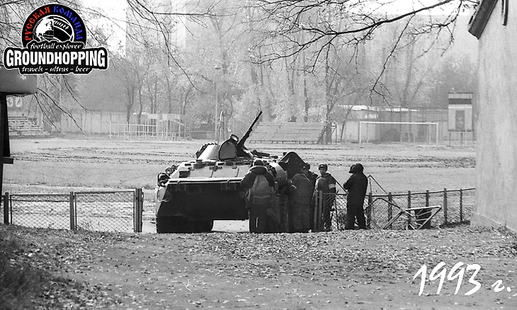 БТР и солдаты на выезде с поля Красной Пресни, 4 октября 1993 года