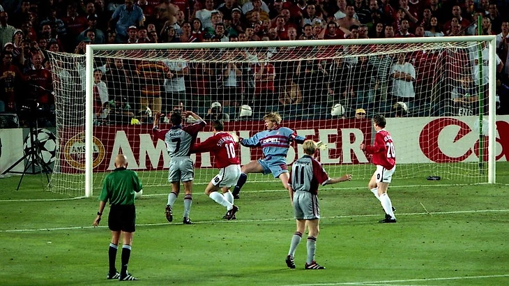 Teddy Sheringham scores past Oliver Kahn