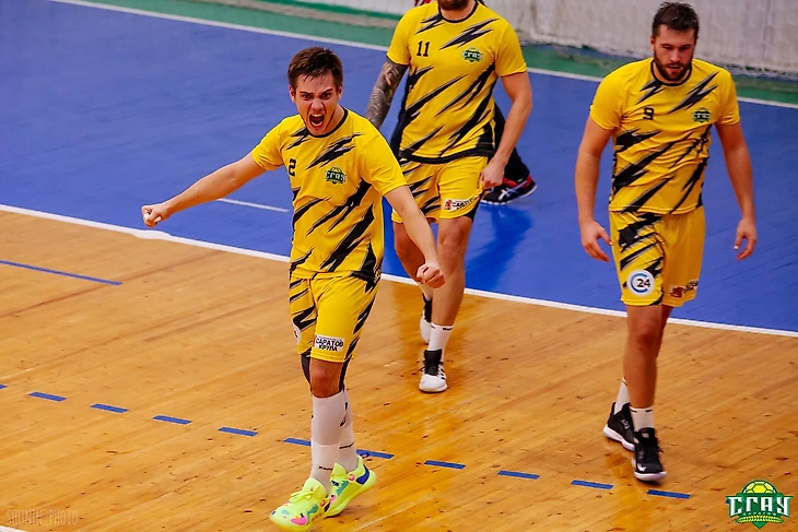 Чемпионат России. Новая метла пока не метет. "Виктор" проиграл в первом матче после отставки Кленова, изображение №1