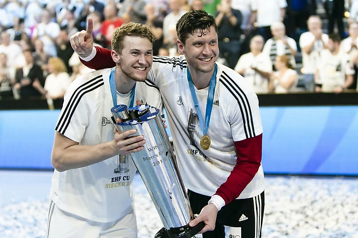 С трофеем за победу в Лиге чемпионов в составе &quout;Киля&quout; 