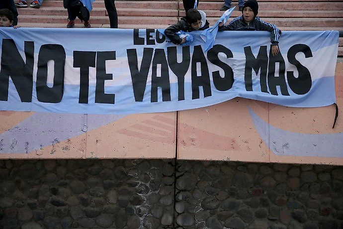 Баннер на матча Аргентина - Уругвай:  «Лео, не покидай больше сборную!»