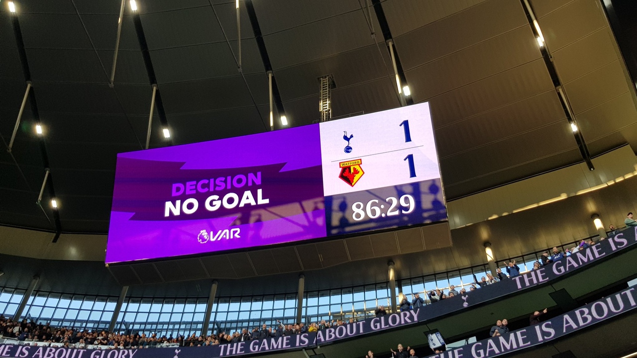 «Тоттенхэм» забил гол после игры рукой. ВАР показал, что гола нет, но судья все равно засчитал