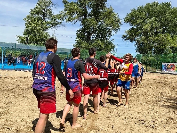 Все — на пляж! Очередь за медалями: "Виктор" — впереди, но конкуренты дышат в затылок, изображение №2