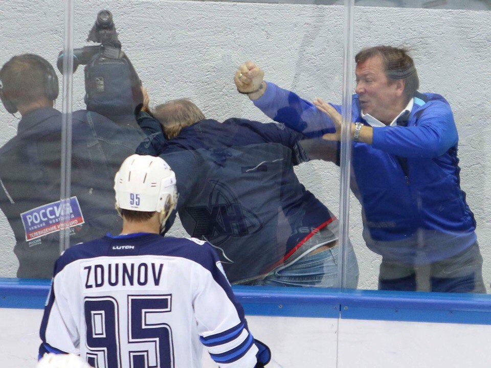 Два тренера команд КХЛ подрались на предсезонке